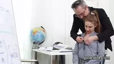 Reproduzir A doçura civilizada foi feita e desgrenhada por sua antiga professora da escola