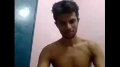 Reproduzir Cara com o flanco sorrindo desinveste