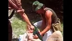 Oynat çekici tarafından bir kızın Askeri makine çifti izinsiz