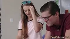 تشغيل أحضر شكا من فتاة الرفيق يمارس الجنس مع الشقيق يتأمل ويمتص