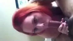Afspelen Roodharige milf zuigt in mijn gumshoe