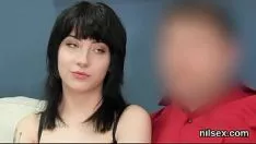 Jouer Slatternly Cutie est sorti dans la trappe de l'anus pour une manipulation désagréable