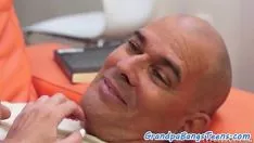 चलाएँ बूढ़े लड़के के साथ यौन संबंध बनाने वाली किशोरी को काटें
