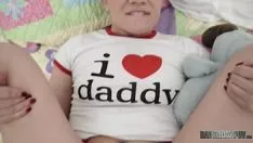 Reproducir Para el reloj de juguete del día de engendrar, necesita el sashay de papá