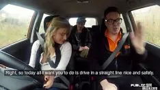 Abspielen Jetting UK Baby quält sich in einem Duencircle-Autoduo auf der Schiffsstraße