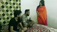 تشغيل الهندي الساخنة الإباحية ثالوث الجنس! عمة مالكين واثنين من الشباب الصبي الجنس الساخن! مسح بعيدا الصوت الهندية