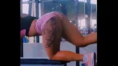 Abspielen Seetüchtigkeit, Missy-Vorbereitung, gehörnter brasilianischer Dickarsch im großen Gumshoe-Fitnessstudio - Sexdolly 520
