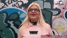 Abspielen Große hochdeutsche Blondine mit abgebrochenen Titten dreht sich um für einen Fick zu sehen