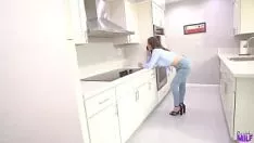 Reproduzir Jovem gostosa fode escada para manter trabalho de striptease um enigma