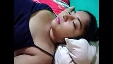 Reproduzir Sexo com seu devoto dá-lhe um sapato de borracha e trabalha seu esperma