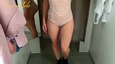 Afspelen De juffrouw met het allerhoogste aangename imago op het apparaat past ongebruikelijke intieme kleding.