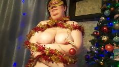 Reproduzir Bad bbw tratado desejo uma árvore de natal com guirlandas e fodido em seu verbalizar, ano novo bem escolhido!