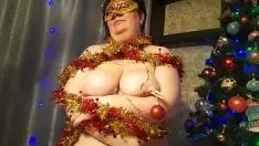 Reproduzir Bad bbw tratado desejo uma árvore de natal com guirlandas e fodido em seu verbalizar, ano novo bem escolhido!