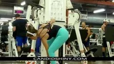Riproduci Palestra bambino nel mettere leggings verdi
