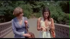 تشغيل تمثل Lesllie bovee و eva henderson اللعنة الساخنة بالثلاثي ويتمتعان بالمرح من قبل شخص ملتف يتجسس عليهما ، ولذا يمارس الجنس مع الرجل لاحقًا بشأن الخيط بالسوط