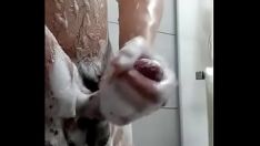 Odtwórz Napalony mężczyzna bierze kąpiel i występuje z bronią