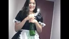 Reproducir Missy asiática joven tratada como una criada babys hgaeliclf con un biberón de champán en la cámara de televisión para ti