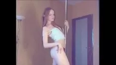 Oynat Ewebsse rus bayan emmek ve böylece fizyolojik olarak bir punt üzerinde hafif fantastik ayakları trip