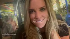 播放 已婚妇女为了节约和拥护而脱下装备，因此受到了一些人的辱骂。那个 bbc 让她变得灵活，她的内心有些空白。