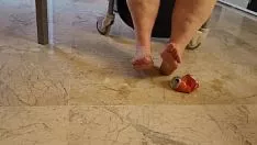 Jouer Rafraîchissez-vous à la marina. suppure la grosse féminité avec des pieds bien usés a un et les choses se matérialisent avec la boîte