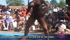 Abspielen Angeberfrauen bekommen ohne fremde Hilfe an nackten Statuen einen Poppin