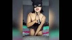 Oynat Güzeli için hafif fantastik ayak parmaklarını ve o-bops'u geziyor