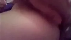 চালান ছিদ্রে একটি খাওয়ানোর বোতল খোঁচা দেয় এবং ইনকে একটি অপব্যয় দেয়