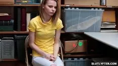 播放 热辣的俄罗斯青少年凯瑟琳娜彼得罗夫乱搞自己摆脱不便