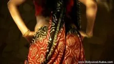 再生 インドの黒髪は、光の幻想的なつま先を優雅に旅します