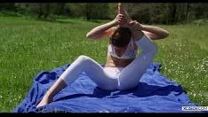 Afspelen Yoga met Alexis Watch Crystal - release - xczechoslovakian.com (2016)
