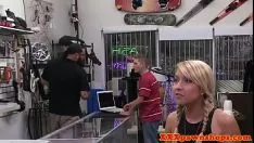 Играть Barkertitled Pawnee продает свою фигуру за наличные