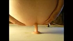 播放 热单独的屁股用炽热的射精来表达假阳具玩具
