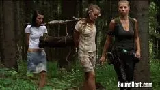 Redare Doi y. cu un deget în jos vânătoarea downress într-un loc nou