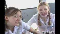 Reproducir Hermosa bebé da ins humeante irrumación pov y folla severamente