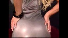 Redare Milf blond fierbinte șezând