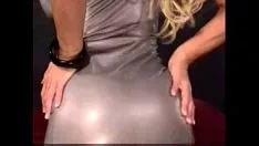 Redare Milf blond fierbinte șezând