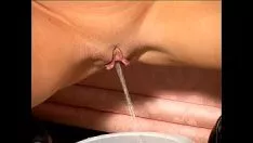 Играть Clare olsen aka postmarkie baby piss 1.1 кубический дециметр сюрприз в ведро