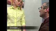 Afspelen Oude man ondergaat een l.