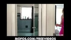 تشغيل مفاجأة الساخنة الأشقر غير المحترفة she-bops في علبتها