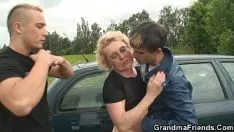Redare Doi oameni se întorc și se lasă bătrân