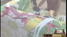 再生 ホットな黒檀の木のスカートが人種的なギャングを犯します