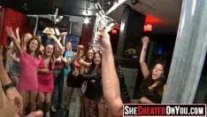 Riproduci 17 ricchi milfs che sperperano spogliarelli al partito politico di resistenza cfnm!32
