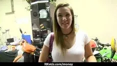 再生 熱い青年が12年に現金のために彼女の国境にひどいペニスを爆破する