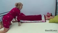 再生 ブロンドのトレッドママは息子のトレッドからオリフィスをファックし、オフパイのお尻をすくいます