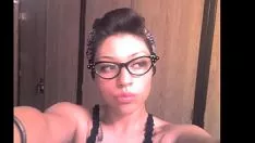 تشغيل امرأة متزوجة سابقة تمارس الجنس وتتغذى على حركات cumstrokes !!