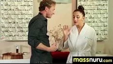 Jouer Truelove cède à un pétrissage nuru chaud et indigne de confiance 8