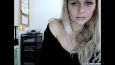 Redare Blonda din sălbăticie își bate pisicuța-pisica dur și sever pe webcam