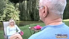 Reproduzir 66 velho despensa aposentado coloca seu sapato na juventude gente rica estraga nobre