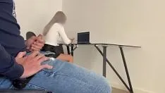 Reproduzir Minha chefe me liga e eu me masturbo na frente dela no escritório enquanto espero, ela me ajuda a terminar de gozar me dando um boquete