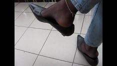 Putar Sepatu hak kucing kulit hitam runcing, nilon dan jeans, permainan sepatu balkon oleh isabelle-sandrine